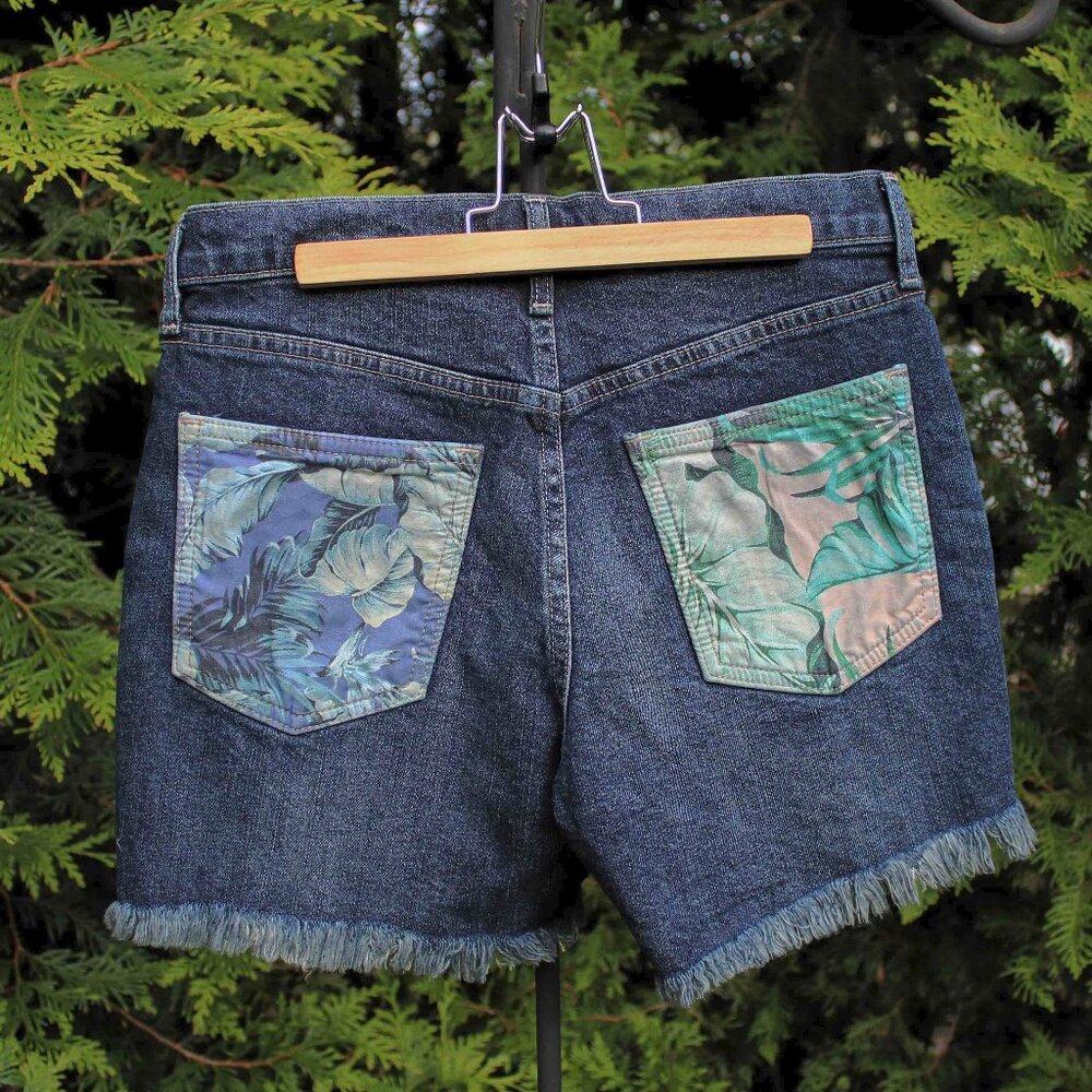 Gap 5" Midrise Distressed Shorts with Floral Pockets NWOT